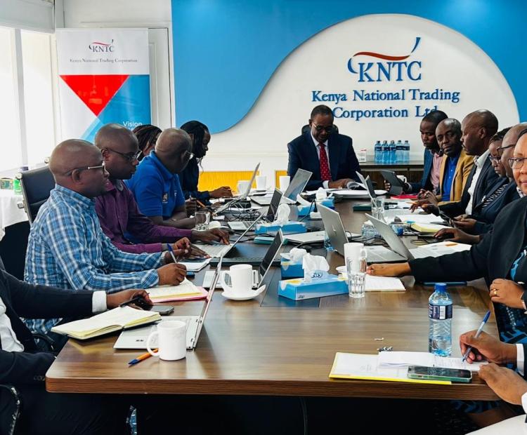 KNTC Board Chairman, Hon. Dr. Evans Kidero meeting with the Management